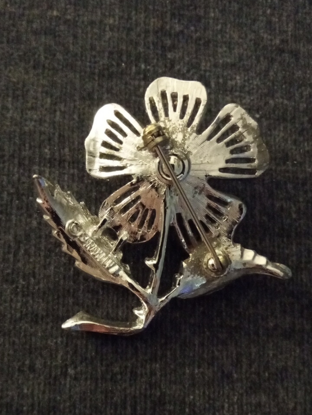 Two (2) Vintage Flower Brooches - Picture 10 of 11